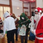 サンタに扮し、子ども達にクリスマスプレゼント／カジノ 地域 特徴県遊協青年部会